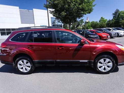 Used 2011 Subaru Outback 2.5i Premium w/ All-Weather Pkg AWD/4WD image 8