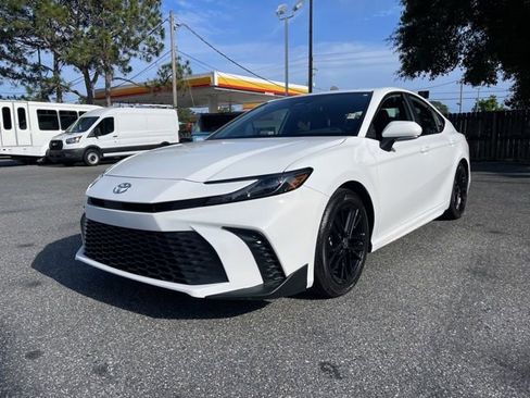 Used 2025 Toyota Camry SE FWD image 11