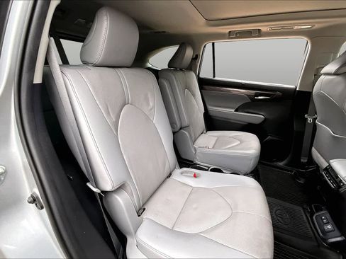 Used 2021 Toyota Highlander Platinum FWD image 20