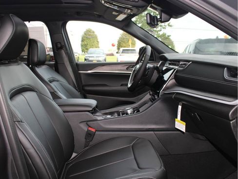 New 2025 Jeep Grand Cherokee Limited w/ Luxury Tech Group II image 24