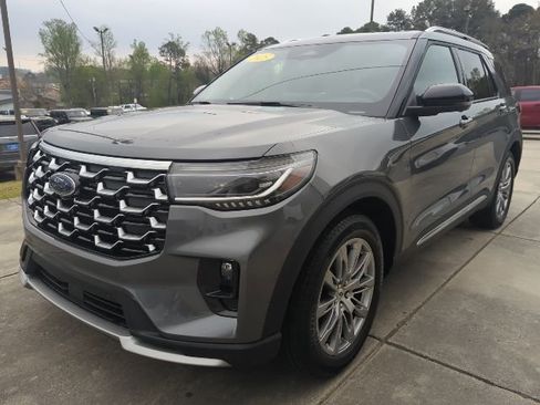 Used 2025 Ford Explorer Platinum image 3