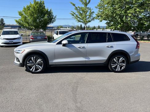 Used 2025 Volvo V60 B5 Cross Country Plus AWD/4WD image 2