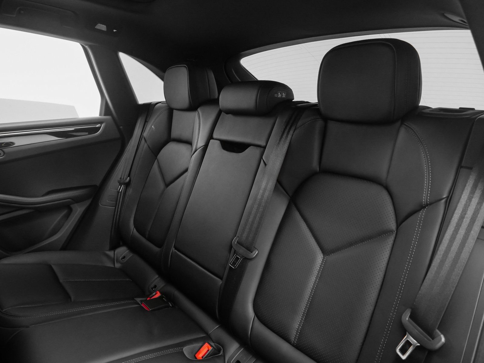 Certified 2025 Porsche Macan AWD/4WD image 39