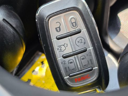 Used 2023 Chrysler Pacifica Touring-L FWD image 28