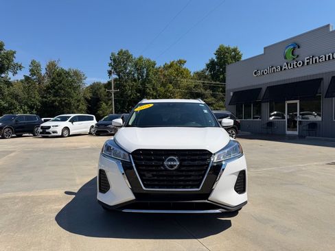 Used 2024 Nissan Kicks SV FWD image 2