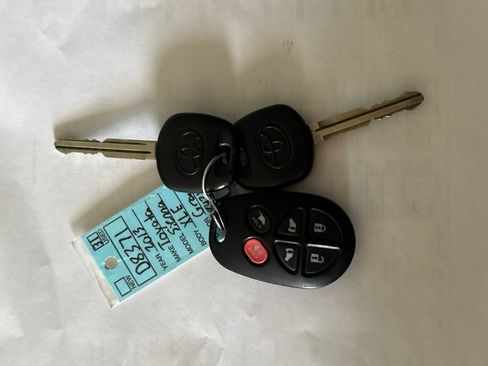 Used 2013 Toyota Sienna XLE image 27