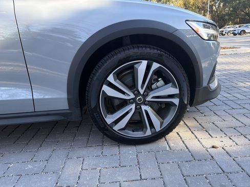 Certified 2025 Volvo V60 B5 Cross Country Plus image 13
