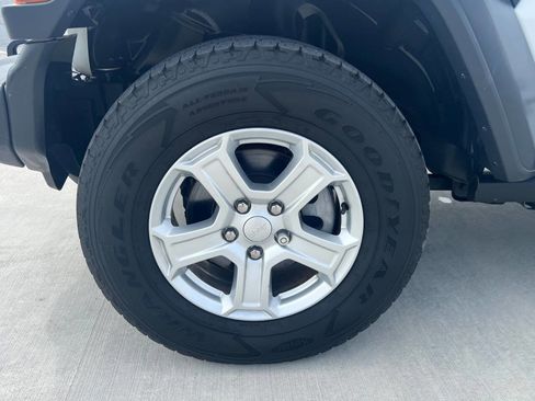 Used 2018 Jeep Wrangler Unlimited Sport S AWD/4WD image 32