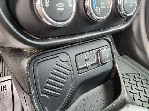 Used 2016 Jeep Renegade Latitude image 31