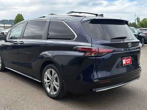 Used 2024 Toyota Sienna Platinum FWD image 3