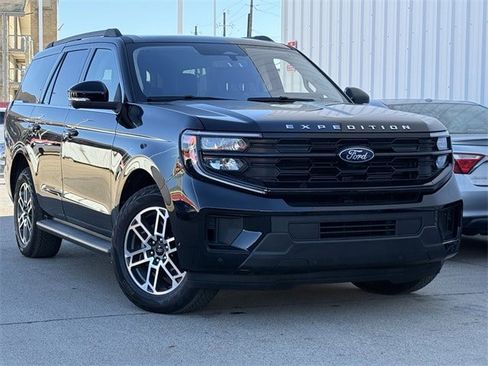 Used 2025 Ford Expedition Active image 2