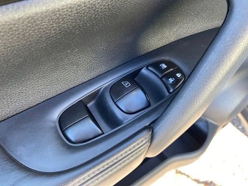 Used 2020 Nissan Rogue SV image 15