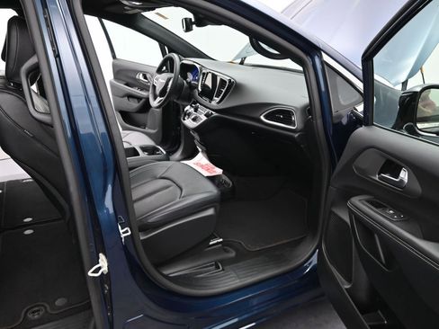 Used 2025 Chrysler Pacifica Select image 18