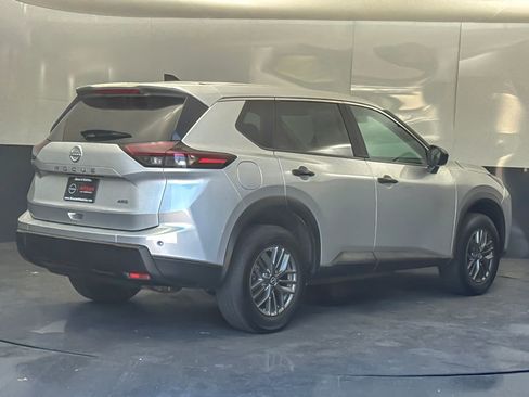 Used 2024 Nissan Rogue S AWD/4WD image 3