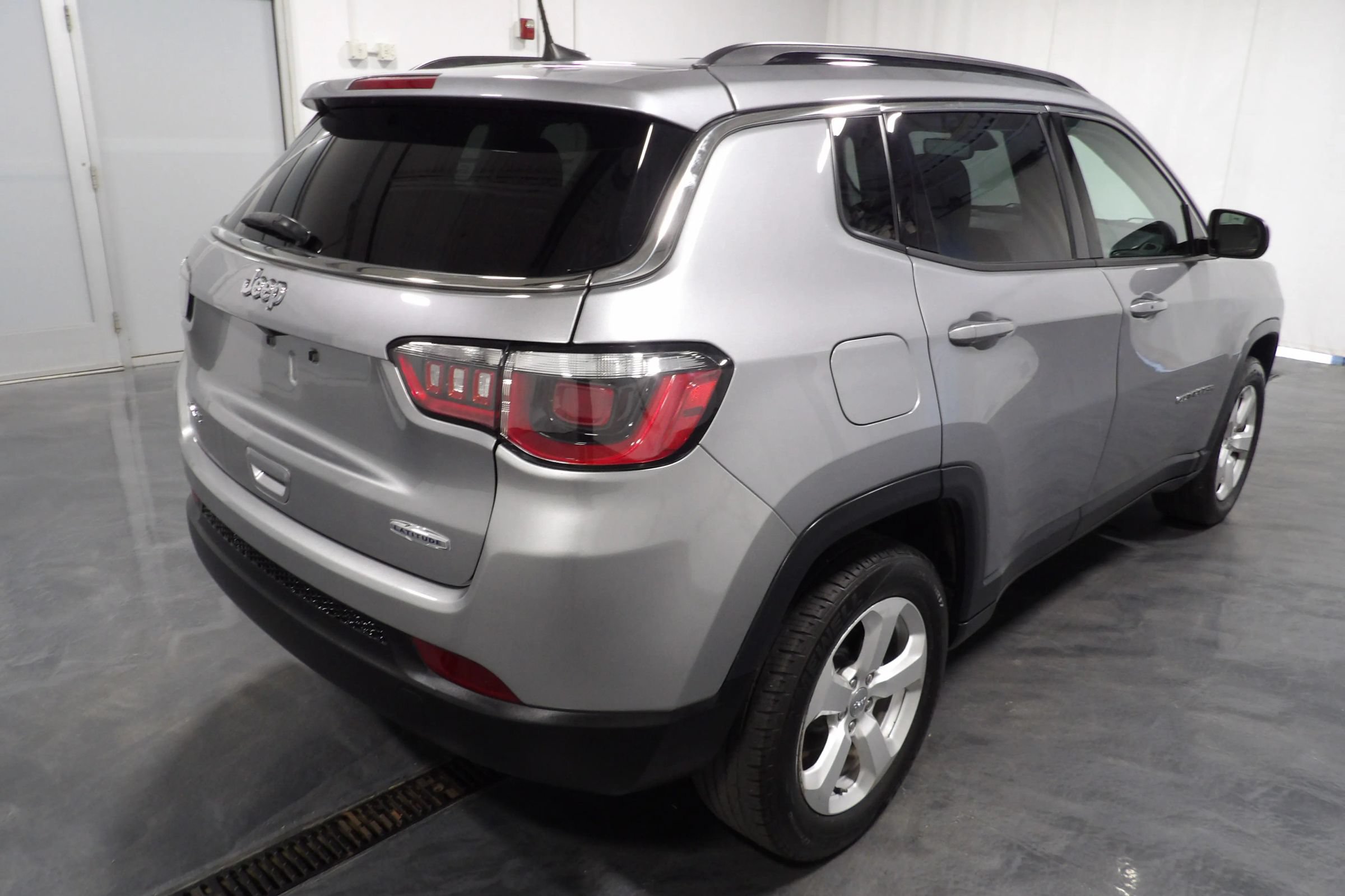Used 2018 Jeep Compass Latitude w/ Popular Equipment Group AWD/4WD image 5