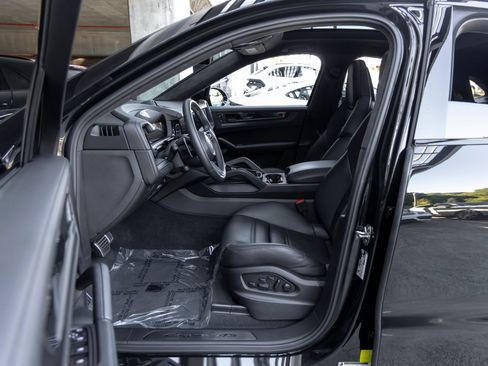 Certified 2025 Porsche Cayenne GTS AWD/4WD image 25