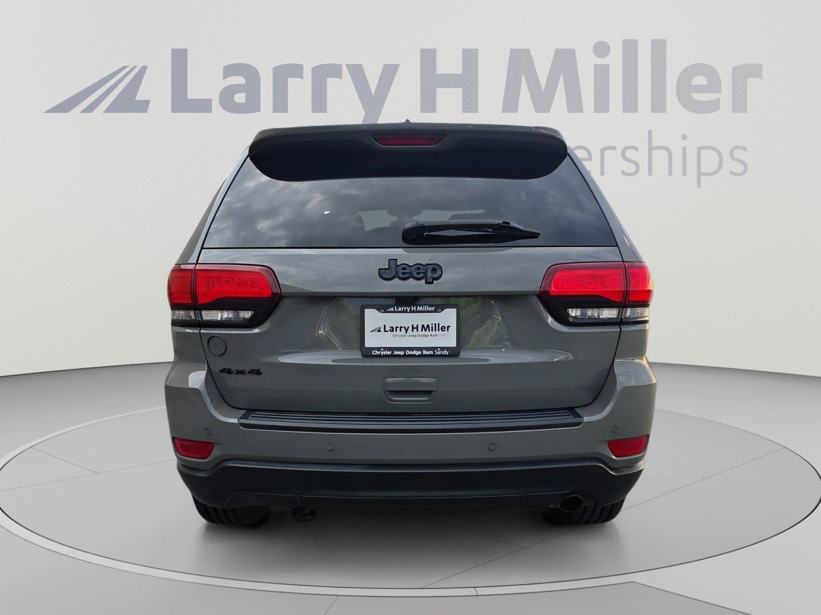 Used 2019 Jeep Grand Cherokee Laredo AWD/4WD image 4
