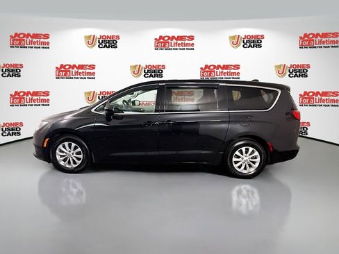 Used 2017 Chrysler Pacifica Touring w/ Tire & Wheel Group FWD image 12