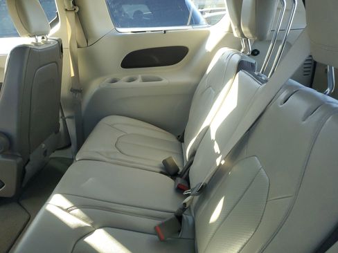 Used 2019 Chrysler Pacifica Touring-L image 8