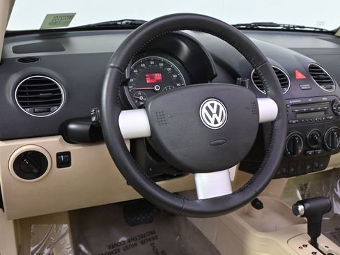 Used 2010 Volkswagen Beetle Convertible FWD image 15