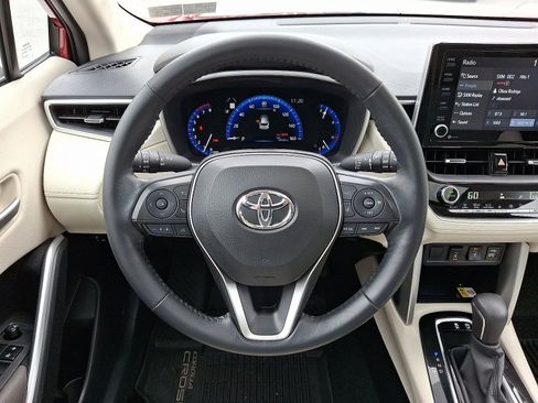 Certified 2022 Toyota Corolla Cross XLE image 21