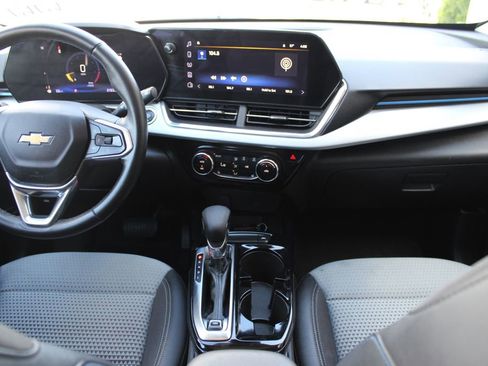 Used 2025 Chevrolet Trax LT w/ LT Convenience Package FWD image 27