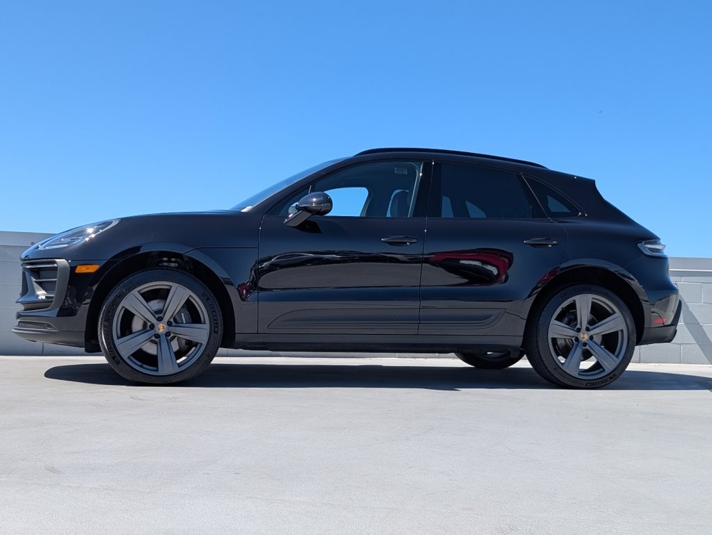 Certified 2025 Porsche Macan AWD/4WD image 2