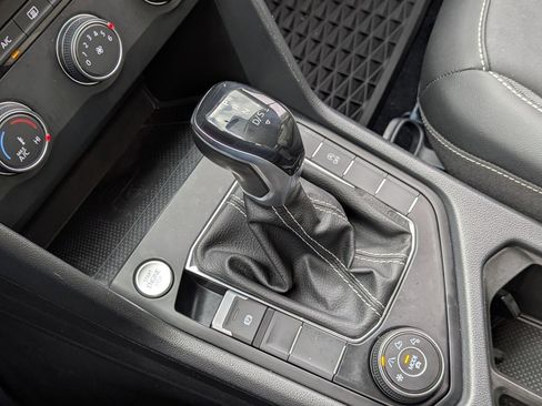 Used 2022 Volkswagen Taos SE image 16