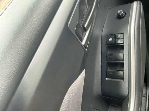 Used 2021 Toyota Highlander LE FWD image 16