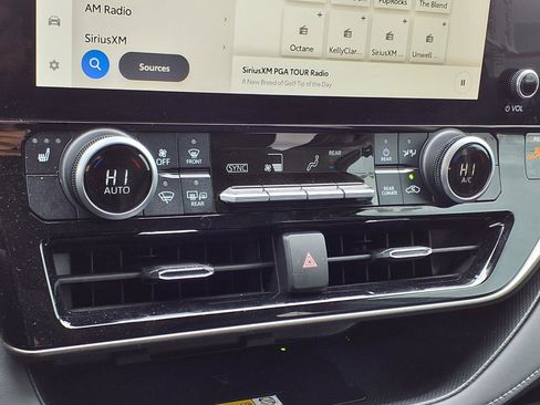 Used 2024 Toyota Highlander XLE image 19