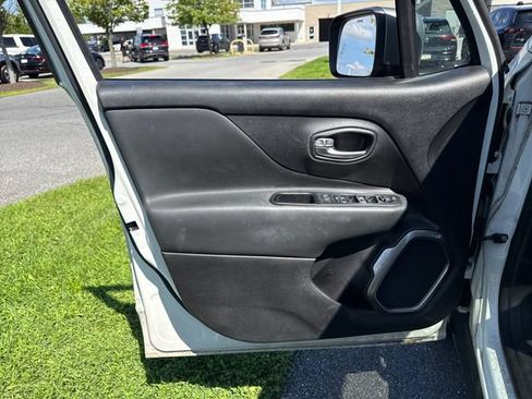 Used 2019 Jeep Renegade Limited w/ UConnect 8.4 Nav Group AWD/4WD image 21