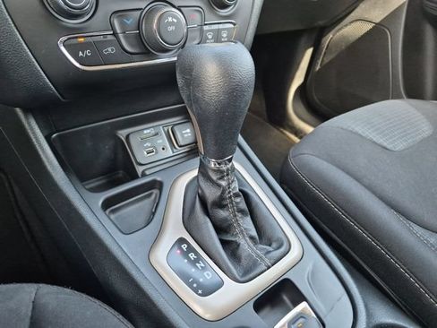 Used 2015 Jeep Cherokee Latitude FWD image 17