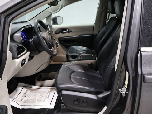 Used 2023 Chrysler Pacifica Touring-L image 12