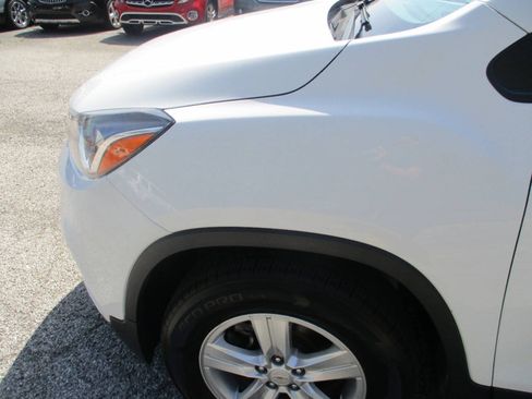Used 2020 Chevrolet Trax LS AWD/4WD image 13