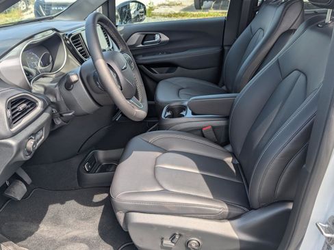 New 2026 Chrysler Pacifica Select image 13