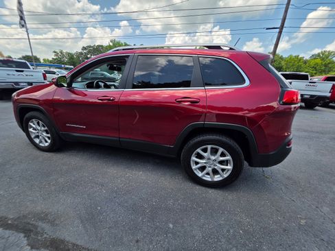 Used 2014 Jeep Cherokee Latitude w/ Cold Weather Group AWD/4WD image 8