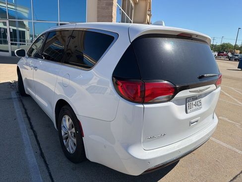 Used 2020 Chrysler Pacifica Touring w/ Advanced Safetytec Group image 10