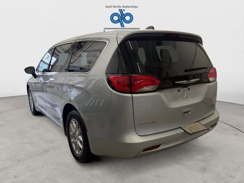Used 2023 Chrysler Voyager LX image 3