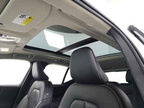 Used 2023 Volvo XC40 B4 Plus w/ Protection Package Premier image 17