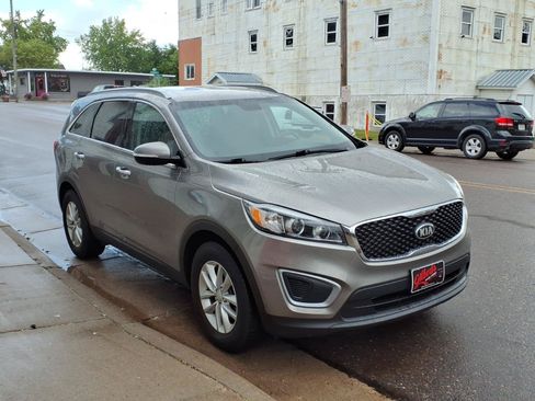 Used 2016 Kia Sorento AWD w/ LX Convenience Package image 4