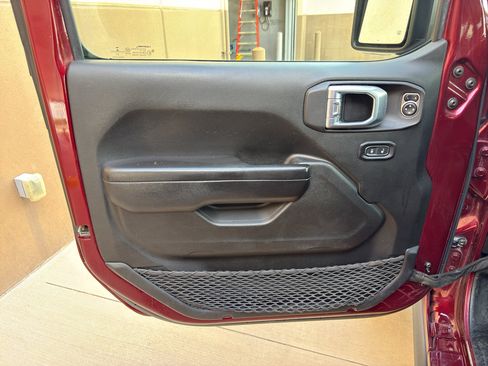 Used 2022 Jeep Gladiator Willys AWD/4WD image 9