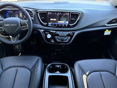 New 2026 Chrysler Pacifica Select image 16