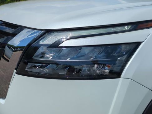 Used 2025 Nissan Pathfinder SV w/ SV Premium Package FWD image 9