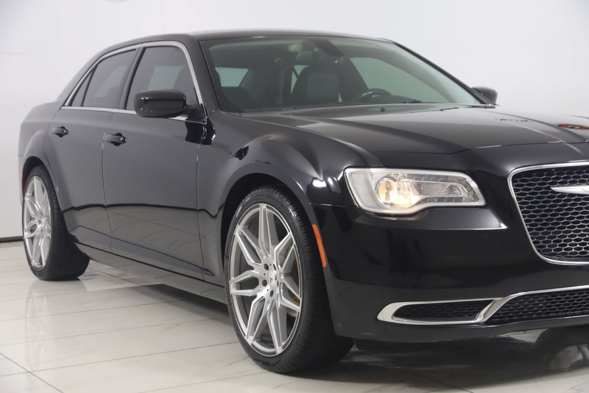 Used 2015 Chrysler 300 Limited RWD image 33