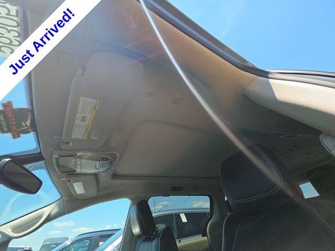 Used 2023 Chrysler Pacifica Limited FWD image 5