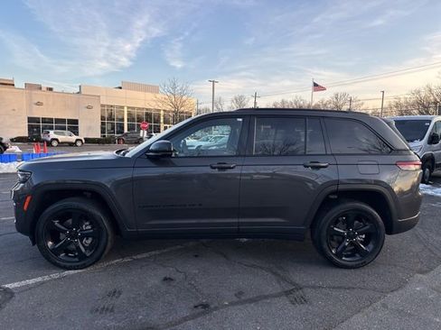 Used 2023 Jeep Grand Cherokee Altitude image 18