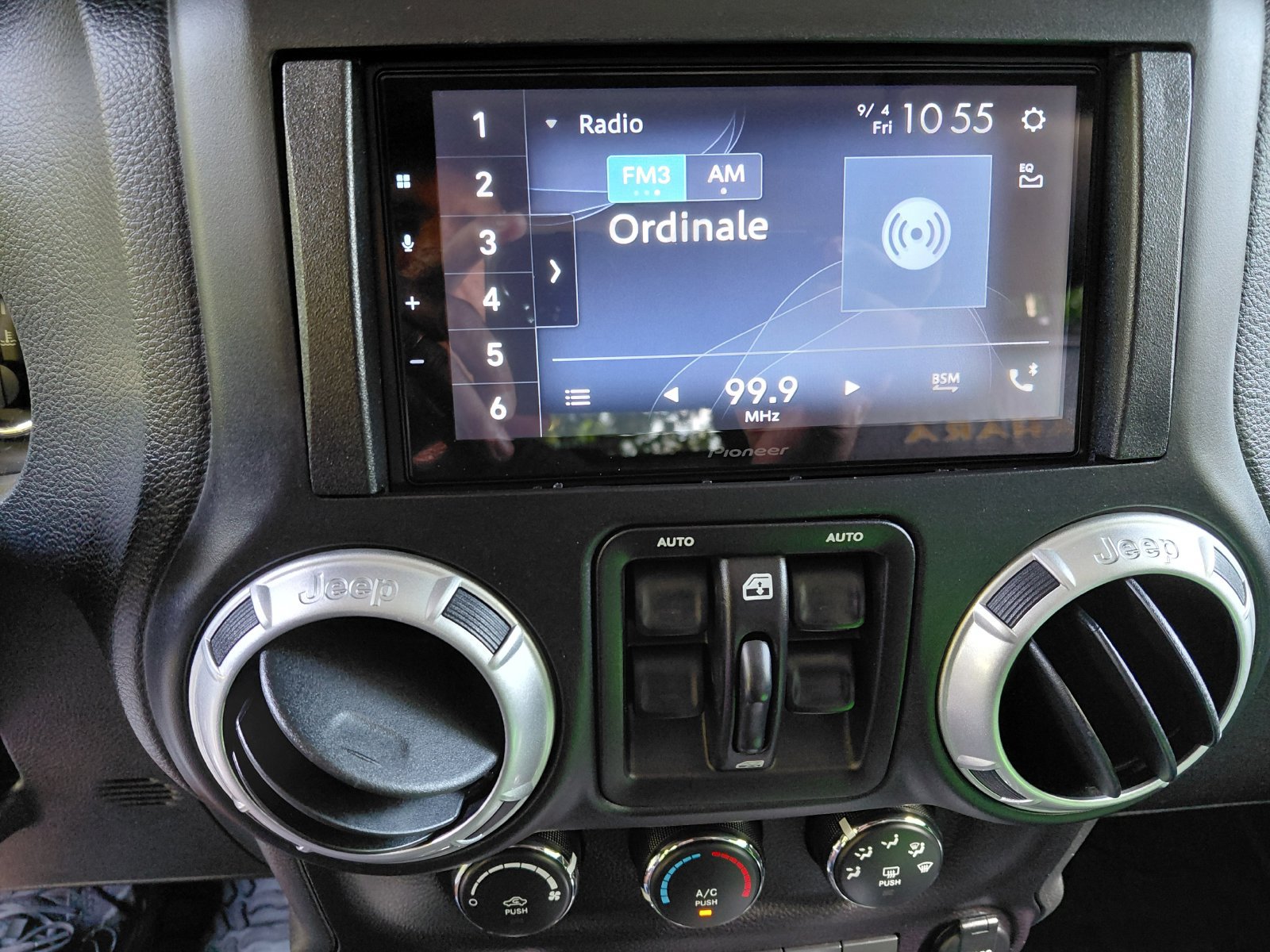Used 2015 Jeep Wrangler Unlimited Sahara w/ Dual Top Group AWD/4WD image 10