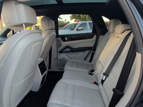 Used 2021 Porsche Cayenne w/ Premium Package image 8