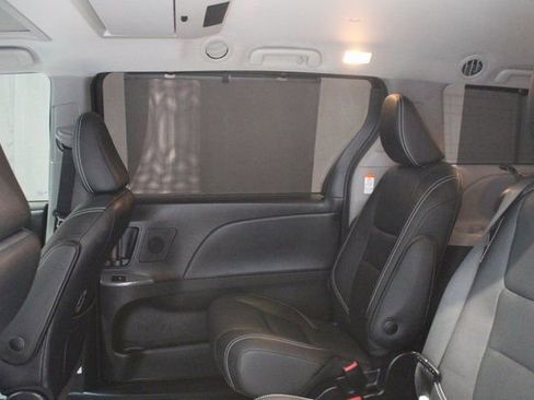Used 2020 Toyota Sienna SE Premium w/ Nightshade Edition FWD image 28