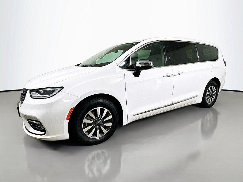 Used 2023 Chrysler Pacifica Limited FWD image 3